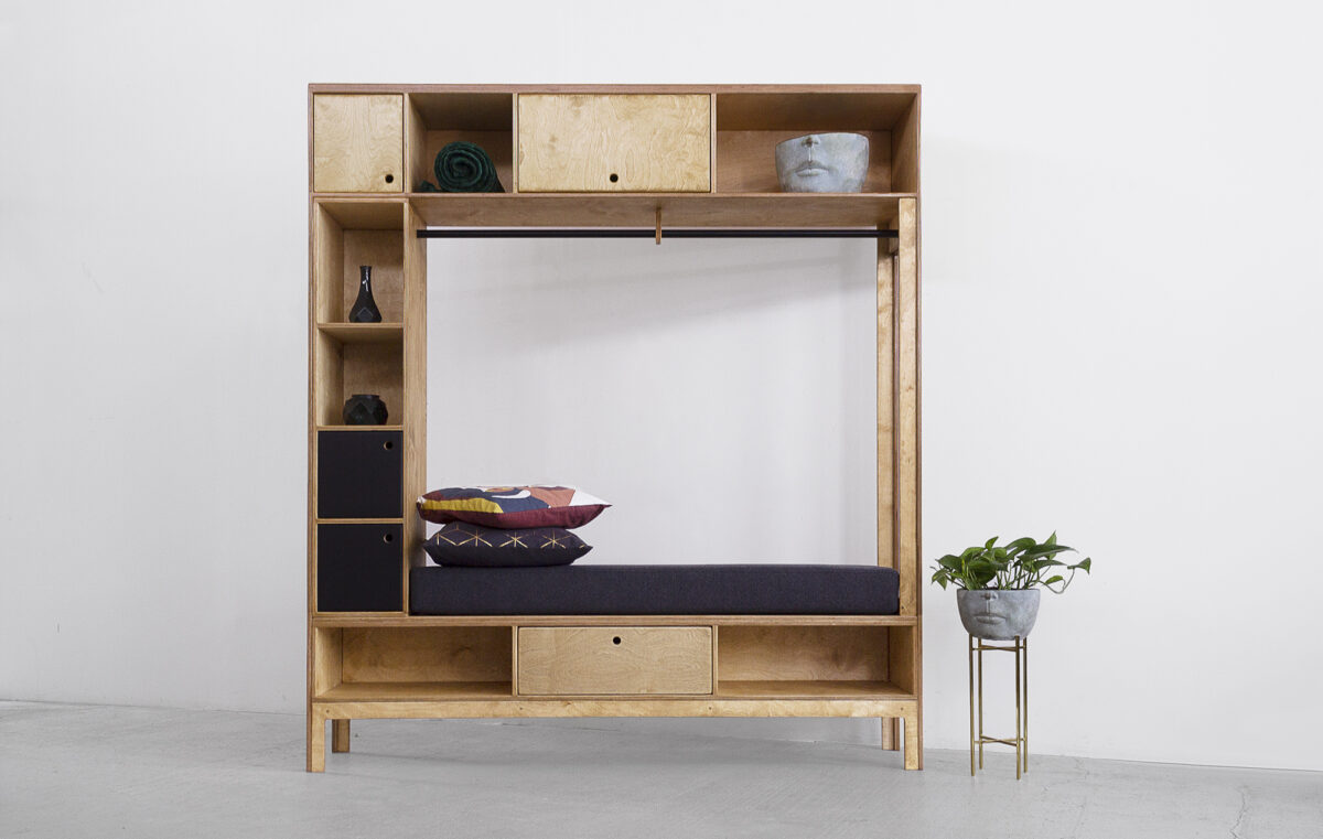wood republic drewniany wieszak z siedziskiem poduchą z drewna sklejki do przedpokoju korytarza