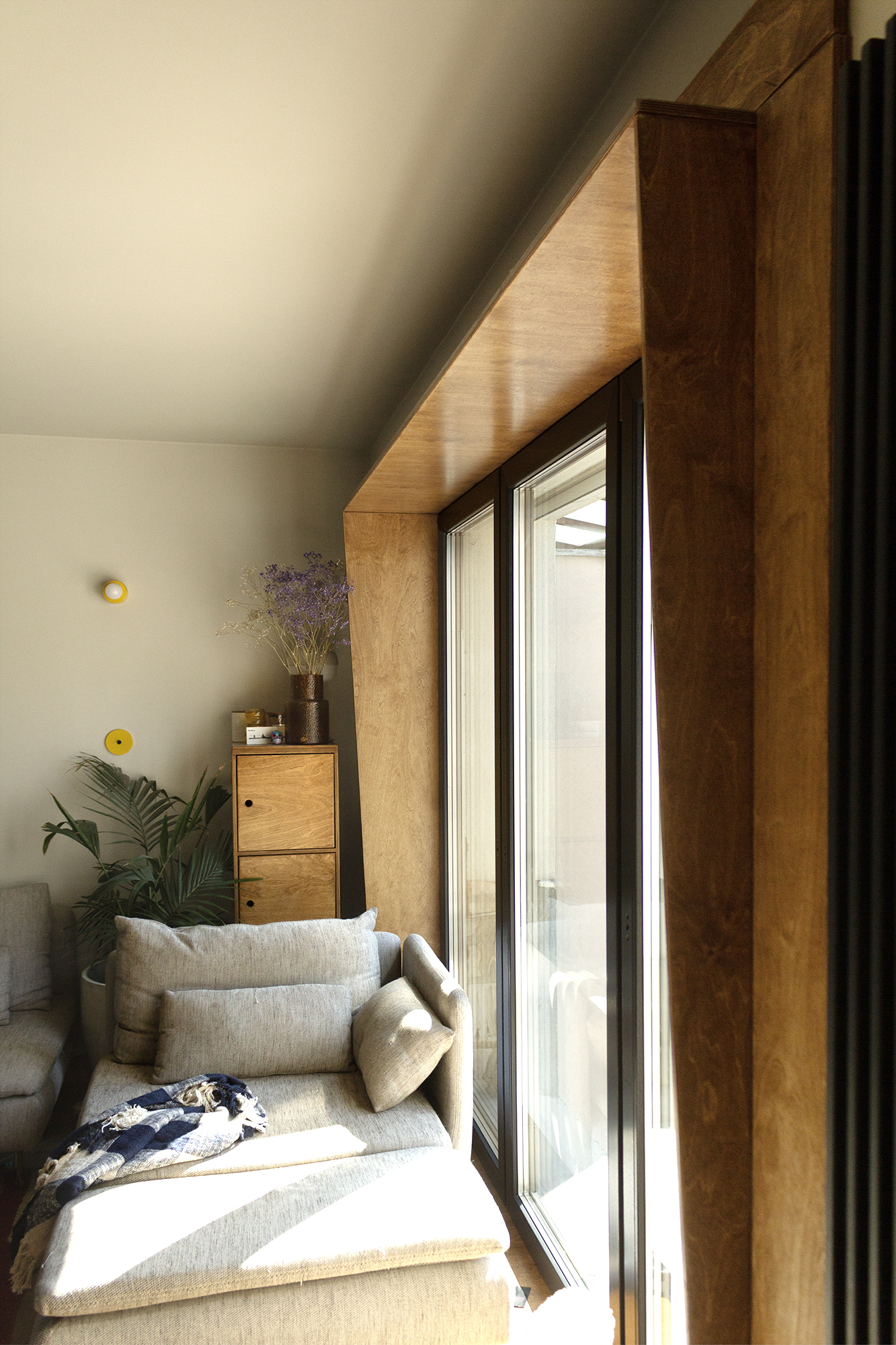 mid century modern vintage bauhaus eclectic plywood sklejka sklejki frezowane ryflowane wnęka okienna window recess loft