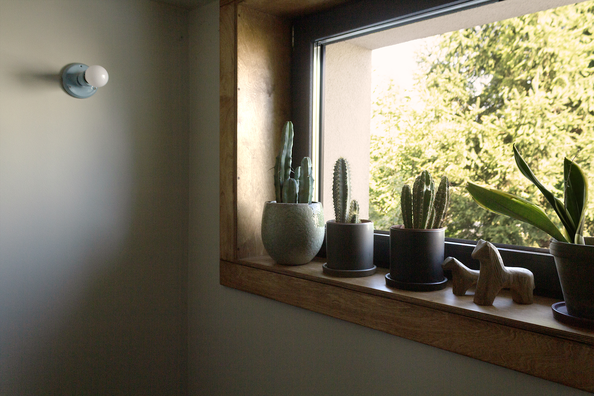 mid century modern vintage bauhaus eclectic plywood sklejka sklejki frezowane ryflowane wnęka okienna window recess windowsill parapet