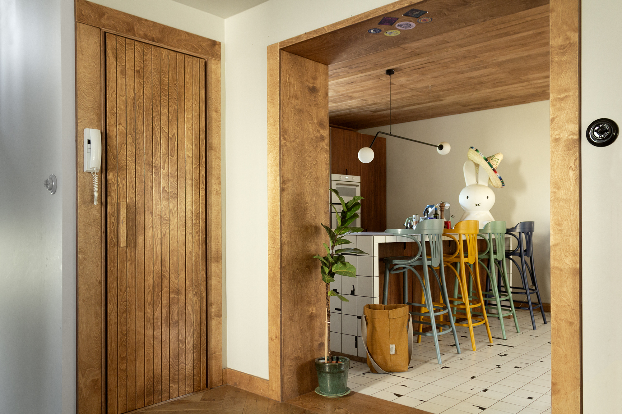 mid century modern vintage bauhaus eclectic plywood sklejka sklejki frezowane ryflowane drzwi loft door kitchen kuchnia wnęka drzwiowa