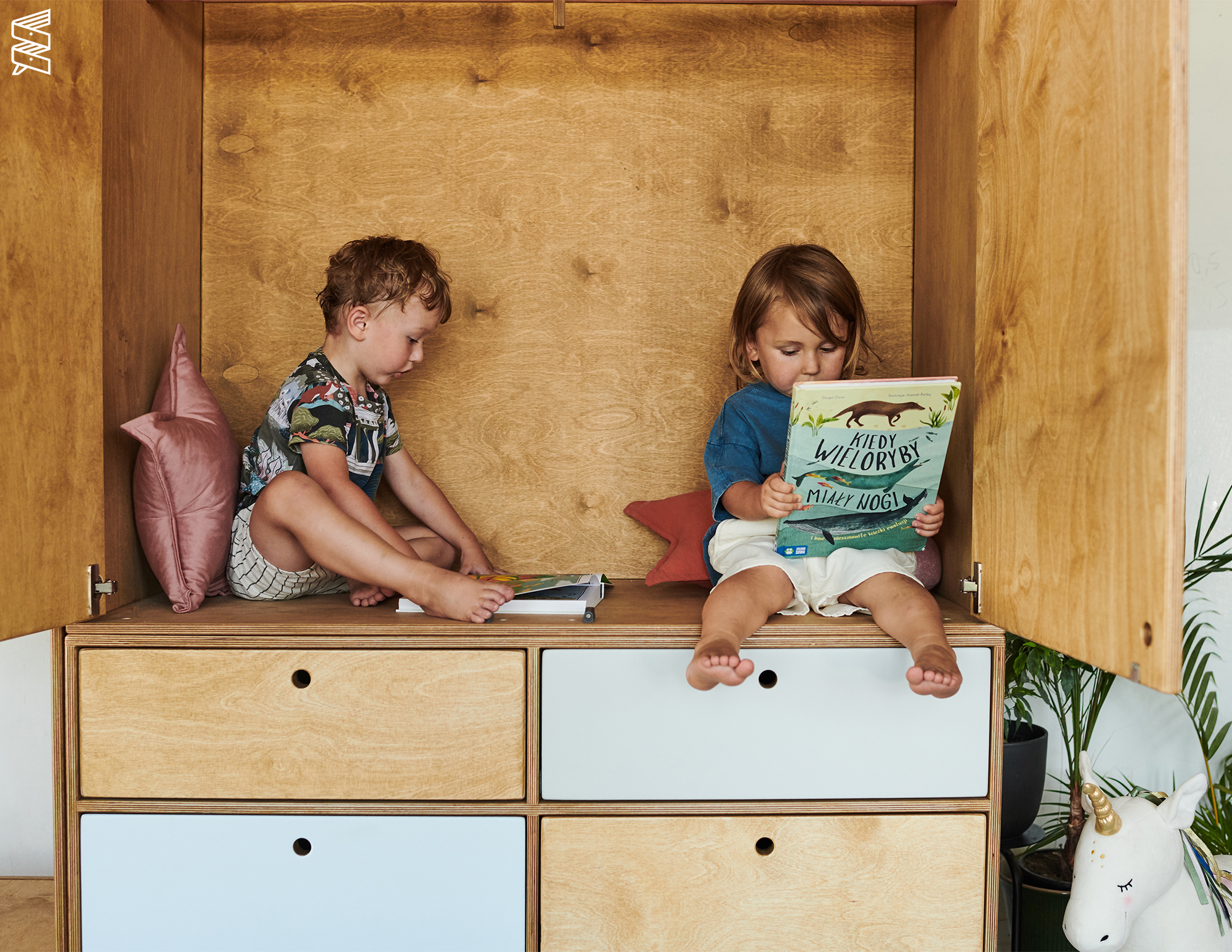 Bezpieczne meble do pokoju dziecięcego; Safe furniture for a children's room, meble ze sklejki, szafa na wymiar, szafa ze sklejki, szafa modułowa, szafa scandi, szafa z szufladami, szafa z drążkiem, szafa z półkami, mocna szafa, stabilna szafa, szafy na wymiar, szafa do sypialni, szafa do przedpokoju, szafa na ubrania, duża szafa, mała szafa, średnia szafa, szafa z drewna, szafa na zamówienie, garderoba na zamówienie, garderoba na wymiar, szafa narożna, szafa pod skosem, szafa dla dziecka, szafa do pokoju dziecięcego, pawlacz, szafa design, szafa polski producent, szafa dobrej jakości, custom wardrobe, plywood wardrobe, modular wardrobe, Scandi wardrobe, wardrobe with drawers, wardrobe with hanging rod, wardrobe with shelves, sturdy wardrobe, stable wardrobe, custom wardrobes, bedroom wardrobe, hallway wardrobe, clothes wardrobe, large wardrobe, small wardrobe, medium-sized wardrobe, wooden wardrobe, made-to-order wardrobe, bespoke wardrobe, tailor made wardrobe, corner wardrobe, wardrobe for sloped ceilings, wardrobe for children, children's room wardrobe, cloakroom, designer wardrobe, Polish manufacturer wardrobe, high-quality wardrobe, plywood wardrobe, plywood furniture, ply wardrobe, sklep z szafami ze sklejki, bespoke fitted plywood bedroom wardrobe, bespoke ply wardrobes, clothing ply furniture, clothing ply storage furniture, fitted plywood furniture, interior plywood cabinetry, ply wardrobe closet, plywood furniture shop