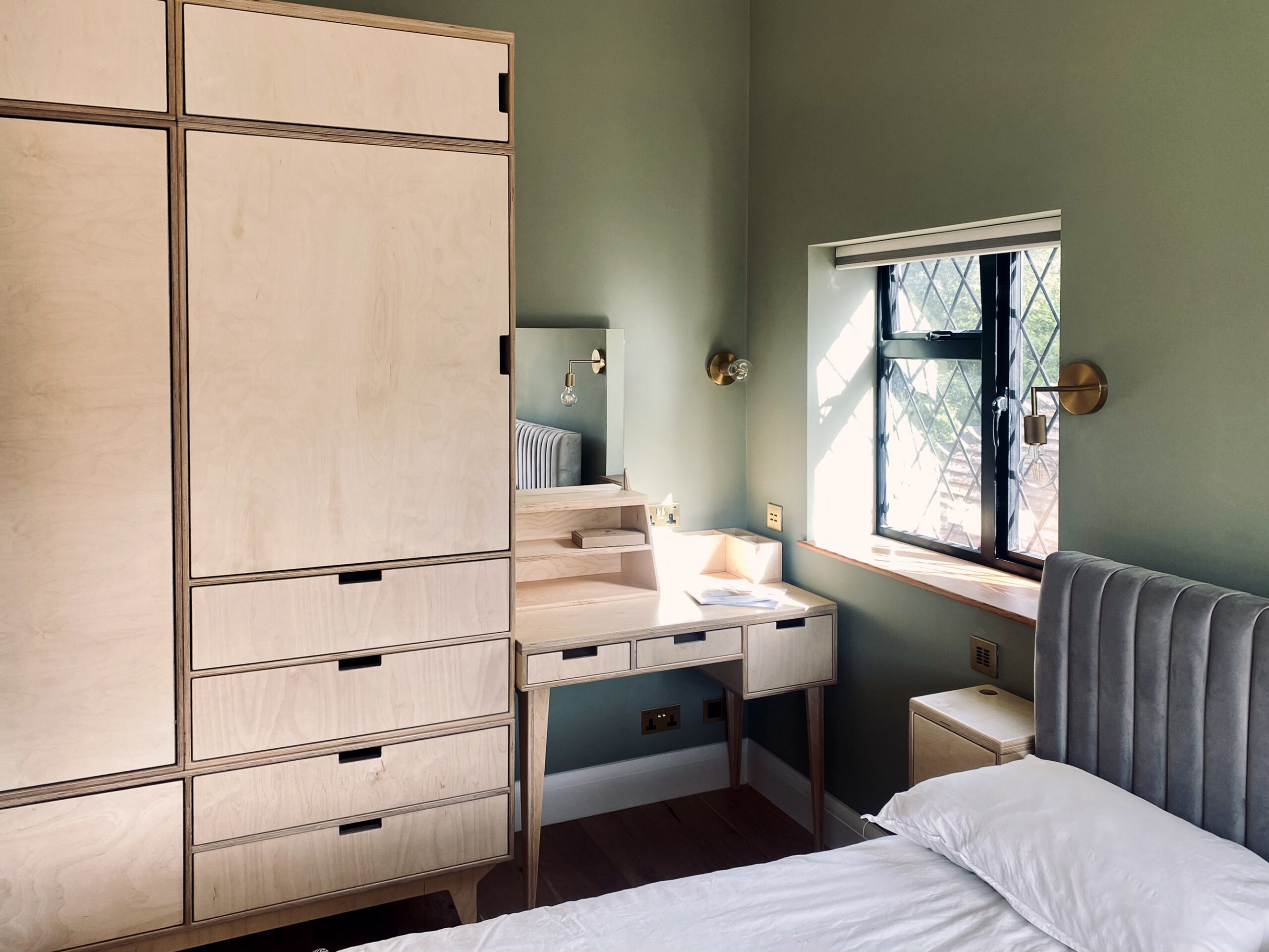 Szafa ze sklejki na wymiar, z drążkiem, szafkami, szufladami i półkami; Custom plywood wardrobe with a hanging rod, cabinets, drawers, and shelves, meble ze sklejki, szafa na wymiar, szafa ze sklejki, szafa modułowa, szafa scandi, szafa z szufladami, szafa z drążkiem, szafa z półkami, mocna szafa, stabilna szafa, szafy na wymiar, szafa do sypialni, szafa do przedpokoju, szafa na ubrania, duża szafa, mała szafa, średnia szafa, szafa z drewna, szafa na zamówienie, garderoba na zamówienie, garderoba na wymiar, szafa narożna, szafa pod skosem, szafa dla dziecka, szafa do pokoju dziecięcego, pawlacz, szafa design, szafa polski producent, szafa dobrej jakości, custom wardrobe, plywood wardrobe, modular wardrobe, Scandi wardrobe, wardrobe with drawers, wardrobe with hanging rod, wardrobe with shelves, sturdy wardrobe, stable wardrobe, custom wardrobes, bedroom wardrobe, hallway wardrobe, clothes wardrobe, large wardrobe, small wardrobe, medium-sized wardrobe, wooden wardrobe, made-to-order wardrobe, bespoke wardrobe, tailor made wardrobe, corner wardrobe, wardrobe for sloped ceilings, wardrobe for children, children's room wardrobe, cloakroom, designer wardrobe, Polish manufacturer wardrobe, high-quality wardrobe, plywood wardrobe, plywood furniture, ply wardrobe, sklep z szafami ze sklejki, bespoke fitted plywood bedroom wardrobe, bespoke ply wardrobes, clothing ply furniture, clothing ply storage furniture, fitted plywood furniture, interior plywood cabinetry, ply wardrobe closet, plywood furniture shop