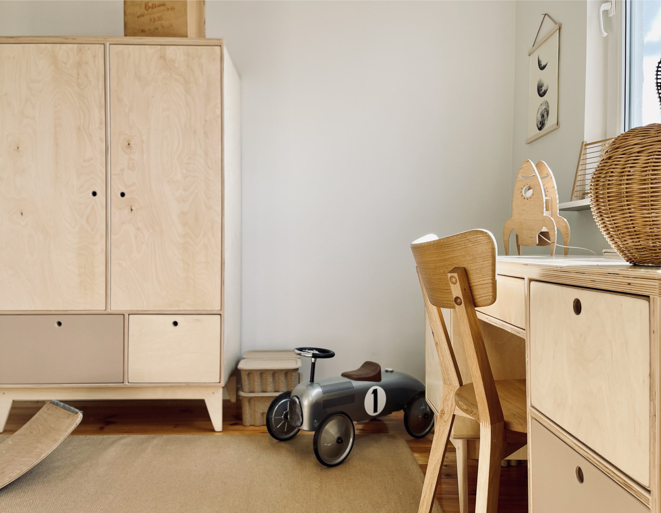 Szafa ze sklejki na wymiar, z drążkiem, szafkami, szufladami i półkami; Custom plywood wardrobe with a hanging rod, cabinets, drawers, and shelves, meble ze sklejki, szafa na wymiar, szafa ze sklejki, szafa modułowa, szafa scandi, szafa z szufladami, szafa z drążkiem, szafa z półkami, mocna szafa, stabilna szafa, szafy na wymiar, szafa do sypialni, szafa do przedpokoju, szafa na ubrania, duża szafa, mała szafa, średnia szafa, szafa z drewna, szafa na zamówienie, garderoba na zamówienie, garderoba na wymiar, szafa narożna, szafa pod skosem, szafa dla dziecka, szafa do pokoju dziecięcego, pawlacz, szafa design, szafa polski producent, szafa dobrej jakości, custom wardrobe, plywood wardrobe, modular wardrobe, Scandi wardrobe, wardrobe with drawers, wardrobe with hanging rod, wardrobe with shelves, sturdy wardrobe, stable wardrobe, custom wardrobes, bedroom wardrobe, hallway wardrobe, clothes wardrobe, large wardrobe, small wardrobe, medium-sized wardrobe, wooden wardrobe, made-to-order wardrobe, bespoke wardrobe, tailor made wardrobe, corner wardrobe, wardrobe for sloped ceilings, wardrobe for children, children's room wardrobe, cloakroom, designer wardrobe, Polish manufacturer wardrobe, high-quality wardrobe, plywood wardrobe, plywood furniture, ply wardrobe, sklep z szafami ze sklejki, bespoke fitted plywood bedroom wardrobe, bespoke ply wardrobes, clothing ply furniture, clothing ply storage furniture, fitted plywood furniture, interior plywood cabinetry, ply wardrobe closet, plywood furniture shop