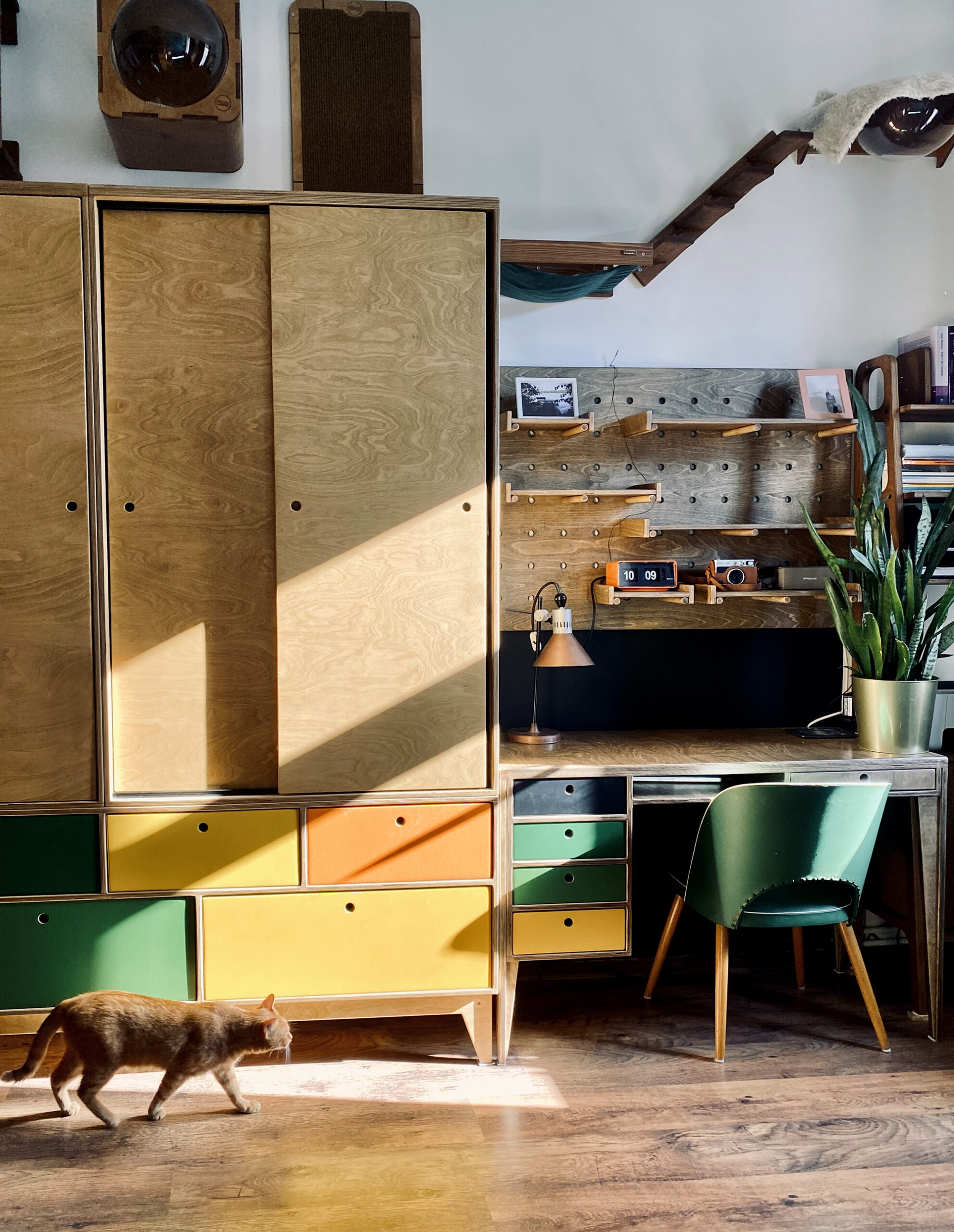 Szafa ze sklejki na wymiar, z drążkiem, szafkami, szufladami i półkami; Custom plywood wardrobe with a hanging rod, cabinets, drawers, and shelves, meble ze sklejki, szafa na wymiar, szafa ze sklejki, szafa modułowa, szafa scandi, szafa z szufladami, szafa z drążkiem, szafa z półkami, mocna szafa, stabilna szafa, szafy na wymiar, szafa do sypialni, szafa do przedpokoju, szafa na ubrania, duża szafa, mała szafa, średnia szafa, szafa z drewna, szafa na zamówienie, garderoba na zamówienie, garderoba na wymiar, szafa narożna, szafa pod skosem, szafa dla dziecka, szafa do pokoju dziecięcego, pawlacz, szafa design, szafa polski producent, szafa dobrej jakości, custom wardrobe, plywood wardrobe, modular wardrobe, Scandi wardrobe, wardrobe with drawers, wardrobe with hanging rod, wardrobe with shelves, sturdy wardrobe, stable wardrobe, custom wardrobes, bedroom wardrobe, hallway wardrobe, clothes wardrobe, large wardrobe, small wardrobe, medium-sized wardrobe, wooden wardrobe, made-to-order wardrobe, bespoke wardrobe, tailor made wardrobe, corner wardrobe, wardrobe for sloped ceilings, wardrobe for children, children's room wardrobe, cloakroom, designer wardrobe, Polish manufacturer wardrobe, high-quality wardrobe, plywood wardrobe, plywood furniture, ply wardrobe, sklep z szafami ze sklejki, bespoke fitted plywood bedroom wardrobe, bespoke ply wardrobes, clothing ply furniture, clothing ply storage furniture, fitted plywood furniture, interior plywood cabinetry, ply wardrobe closet, plywood furniture shop
