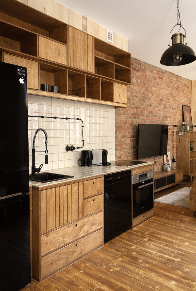 Wood Republic, projektowanie wnętrz, meble ze sklejki, nowoczesne mieszkanie, eklektyzm, styl loftowy, zabytkowa kamienica, funkcjonalne wnętrza, aranżacja wnętrz, design wnętrz, naturalne materiały, kuchnia ze sklejki, przesuwne drzwi, minimalistyczny design, duński modernizm, kreatywne rozwiązania, wnętrza z cegłą, styl loftowy, ergonomiczne mieszkanie, taras, mieszkanie w kamienicy, rzemiosło i design, architektura wnętrz, aranżacja małego mieszkania, meble ze sklejki, mały loft, mieszkanie w Poznaniu, projektant wnętrz, designerskie wnętrze, Wood Republic, interior design, plywood furniture, modern apartment, eclecticism, loft style, historic tenement house, functional interiors, interior arrangement, interior design, natural materials, plywood kitchen, sliding doors, minimalist design, Danish modernism, creative solutions, brick interiors, loft style, ergonomic apartment, terrace, tenement apartment, craftsmanship and design, interior architecture, small apartment arrangement, plywood furniture, small loft, apartment in Poznan, interior designer, designer interior