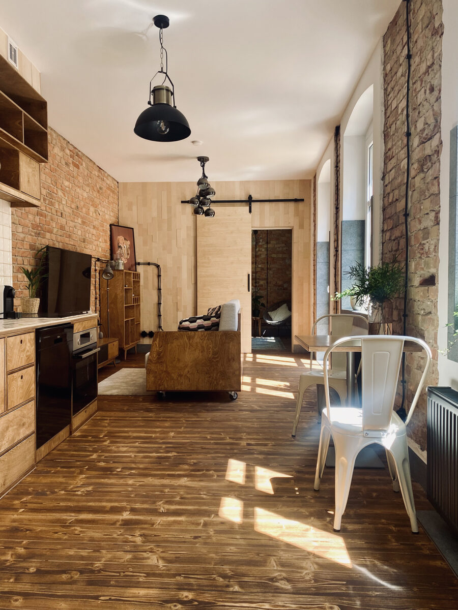 Wood Republic, projektowanie wnętrz, meble ze sklejki, nowoczesne mieszkanie, eklektyzm, styl loftowy, zabytkowa kamienica, funkcjonalne wnętrza, aranżacja wnętrz, design wnętrz, naturalne materiały, kuchnia ze sklejki, przesuwne drzwi, minimalistyczny design, duński modernizm, kreatywne rozwiązania, wnętrza z cegłą, styl loftowy, ergonomiczne mieszkanie, taras, mieszkanie w kamienicy, rzemiosło i design, architektura wnętrz, aranżacja małego mieszkania, meble ze sklejki, mały loft, mieszkanie w Poznaniu, projektant wnętrz, designerskie wnętrze, Wood Republic, interior design, plywood furniture, modern apartment, eclecticism, loft style, historic tenement house, functional interiors, interior arrangement, interior design, natural materials, plywood kitchen, sliding doors, minimalist design, Danish modernism, creative solutions, brick interiors, loft style, ergonomic apartment, terrace, tenement apartment, craftsmanship and design, interior architecture, small apartment arrangement, plywood furniture, small loft, apartment in Poznan, interior designer, designer interior